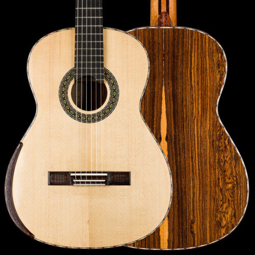 Doskonale wykonana koncertowa gitara klasyczna typu double-top z potężnym, a jednocześnie tradycyjnym dźwiękiem. Wyposażona w soundport oraz ozdobiona rzeźbionymi elementami.