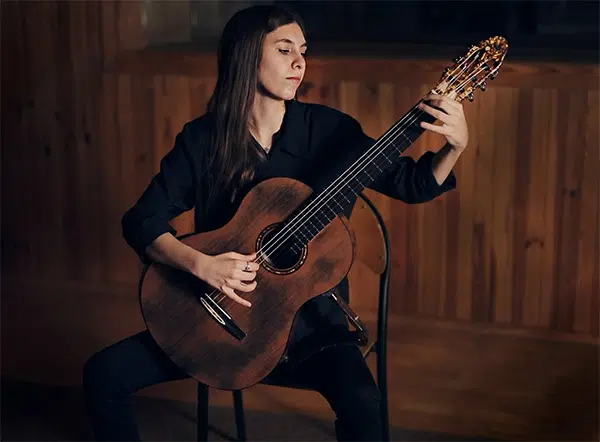 Aleksandra gra na lutniczej gitarze klasycznej Turkowiak