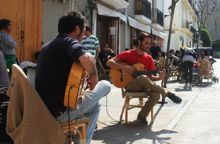 uliczni muzycy grający na gitarach flamenco