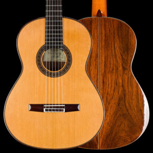 Hiszpańska gitara klasyczna wykonana przez Vicente Carrillo o konstrukcji double-top (cedr) i korpusie z palisamdru madagaskarskiego.
